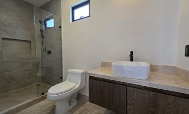 CASA en Venta en Lomas de la Rioja con Recámara en planta baja y roof garden