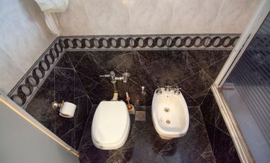 Venta  4 ambientes c/dependencia y guardacoche