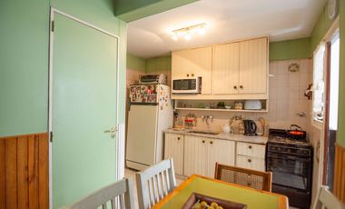 Venta  4 ambientes c/dependencia y guardacoche