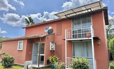 CASA DE DOS NIVELES EN VENTA ANAPOIMA