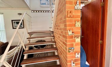 CASA DE DOS NIVELES EN VENTA ANAPOIMA