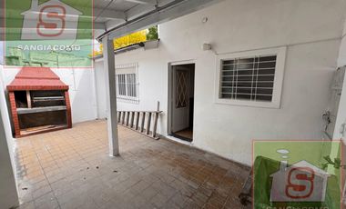 DEPTO tipo CASA 3 amb con patio y cochera. TEMPERLEY