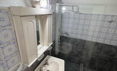 DEPTO tipo CASA 3 amb con patio y cochera. TEMPERLEY