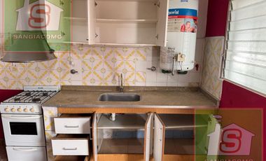 DEPTO tipo CASA 3 amb con patio y cochera. TEMPERLEY