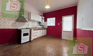 DEPTO tipo CASA 3 amb con patio y cochera. TEMPERLEY