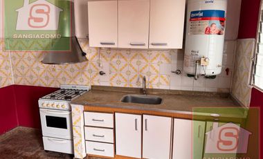 DEPTO tipo CASA 3 amb con patio y cochera. TEMPERLEY