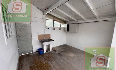 DEPTO tipo CASA 3 amb con patio y cochera. TEMPERLEY