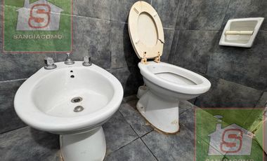 DEPTO tipo CASA 3 amb con patio y cochera. TEMPERLEY