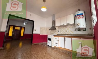 DEPTO tipo CASA 3 amb con patio y cochera. TEMPERLEY