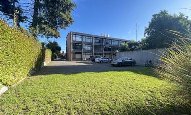 EXCELENTE OFICINA EN ALQUILER  MUY BUEN COMPLEJO DE OFICINAS ./LOCALES CON COCHERA Y SEGURIDAD,