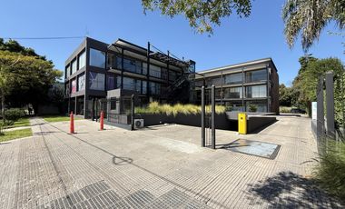 EXCELENTE OFICINA EN ALQUILER  MUY BUEN COMPLEJO DE OFICINAS ./LOCALES CON COCHERA Y SEGURIDAD,