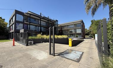 EXCELENTE OFICINA EN ALQUILER  MUY BUEN COMPLEJO DE OFICINAS ./LOCALES CON COCHERA Y SEGURIDAD,