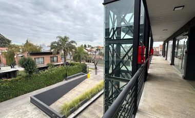 EXCELENTE OFICINA EN ALQUILER  MUY BUEN COMPLEJO DE OFICINAS ./LOCALES CON COCHERA Y SEGURIDAD,