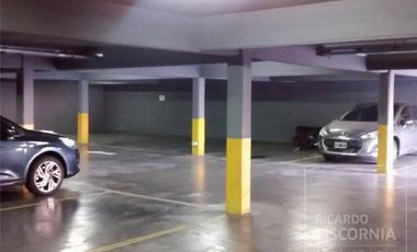 EXCELENTE OFICINA EN ALQUILER  MUY BUEN COMPLEJO DE OFICINAS ./LOCALES CON COCHERA Y SEGURIDAD,