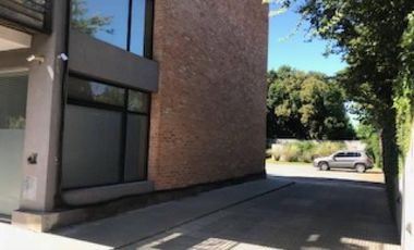 EXCELENTE OFICINA EN ALQUILER  MUY BUEN COMPLEJO DE OFICINAS ./LOCALES CON COCHERA Y SEGURIDAD,