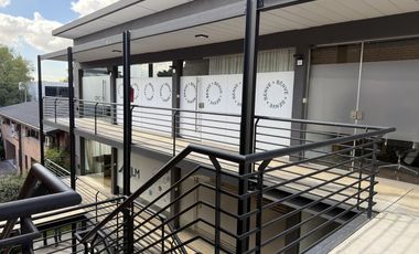 EXCELENTE OFICINA EN ALQUILER  MUY BUEN COMPLEJO DE OFICINAS ./LOCALES CON COCHERA Y SEGURIDAD,