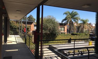 EXCELENTE OFICINA EN ALQUILER  MUY BUEN COMPLEJO DE OFICINAS ./LOCALES CON COCHERA Y SEGURIDAD,