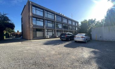 EXCELENTE OFICINA EN ALQUILER  MUY BUEN COMPLEJO DE OFICINAS ./LOCALES CON COCHERA Y SEGURIDAD,