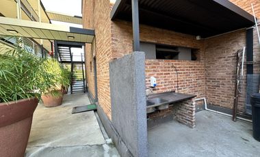 EXCELENTE OFICINA EN ALQUILER  MUY BUEN COMPLEJO DE OFICINAS ./LOCALES CON COCHERA Y SEGURIDAD,