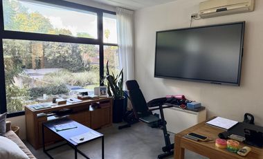 EXCELENTE OFICINA EN ALQUILER  MUY BUEN COMPLEJO DE OFICINAS ./LOCALES CON COCHERA Y SEGURIDAD,