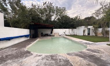 EN VENTA CASA DE 1 PLANTA EN LA REJOYADA CON PANELES SOLARES, KOMCHEN YUCATÁN