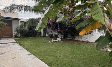 EN VENTA CASA DE 1 PLANTA EN LA REJOYADA CON PANELES SOLARES, KOMCHEN YUCATÁN