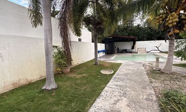 EN VENTA CASA DE 1 PLANTA EN LA REJOYADA CON PANELES SOLARES, KOMCHEN YUCATÁN