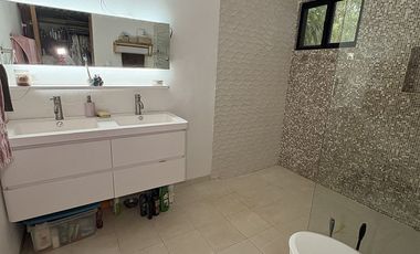 EN VENTA CASA DE 1 PLANTA EN LA REJOYADA CON PANELES SOLARES, KOMCHEN YUCATÁN