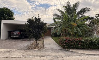 EN VENTA CASA DE 1 PLANTA EN LA REJOYADA CON PANELES SOLARES, KOMCHEN YUCATÁN