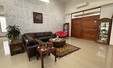 EN VENTA CASA DE 1 PLANTA EN LA REJOYADA CON PANELES SOLARES, KOMCHEN YUCATÁN