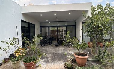 EN VENTA CASA DE 1 PLANTA EN LA REJOYADA CON PANELES SOLARES, KOMCHEN YUCATÁN