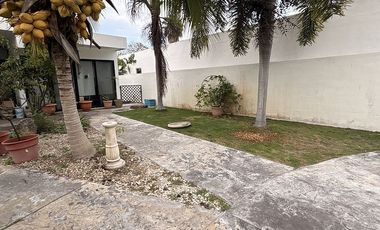 EN VENTA CASA DE 1 PLANTA EN LA REJOYADA CON PANELES SOLARES, KOMCHEN YUCATÁN