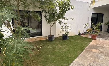 EN VENTA CASA DE 1 PLANTA EN LA REJOYADA CON PANELES SOLARES, KOMCHEN YUCATÁN