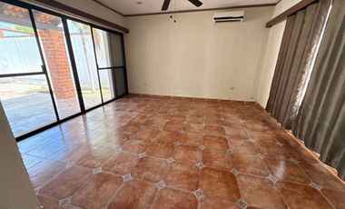 EN VENTA CASA CON PISCINA, EN MONTES DE AMÉ