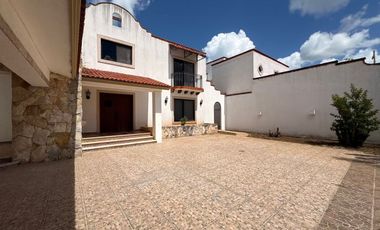 EN VENTA CASA CON PISCINA, EN MONTES DE AMÉ