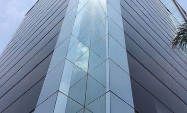 Torre de oficinas y consultorios en Jardines de la Montaña