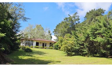 Venta de Finca en El Retiro, lote plano con casa y precio imperdible.