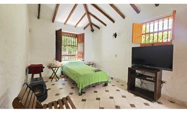 Venta de Finca en El Retiro, lote plano con casa y precio imperdible.