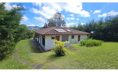 Venta de Finca en El Retiro, lote plano con casa y precio imperdible.