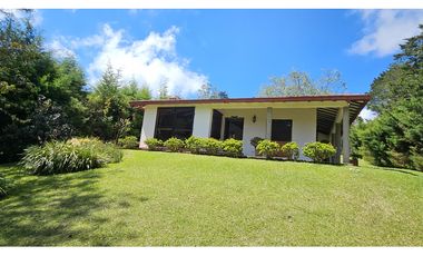Venta de Finca en El Retiro, lote plano con casa y precio imperdible.
