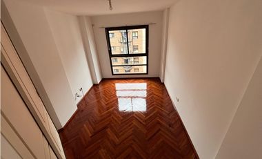 MEJOR ZONA DE NVA CBA - EXELENTE ESTADO - AMPLIO BALCON FRENTE -