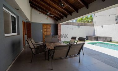 Casa 2/3 Dormitorios -Cochera y Pileta