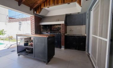 Casa 2/3 Dormitorios -Cochera y Pileta