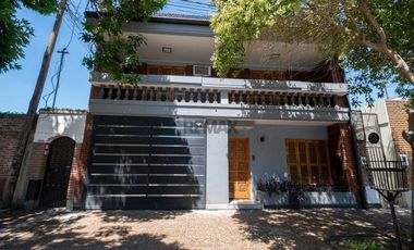 Casa 2/3 Dormitorios -Cochera y Pileta