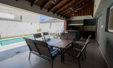 Casa 2/3 Dormitorios -Cochera y Pileta