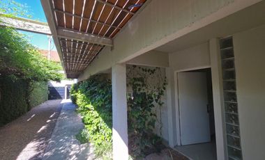 VENTA TRIPLEX. QUINCHO Y COCHERA.  OLIVOS