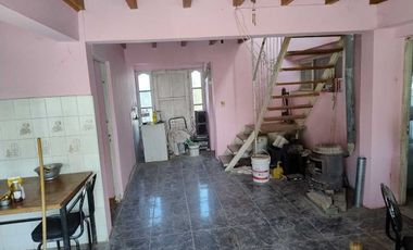 Casa con departamento interno, mas salon.Sarmiento