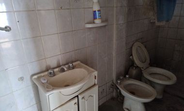 Casa con departamento interno, mas salon.Sarmiento