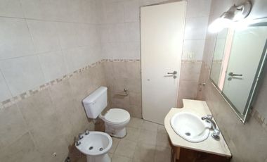 ALQUILER CASA 4 AMBIENTES CON PATIO EN LOMAS