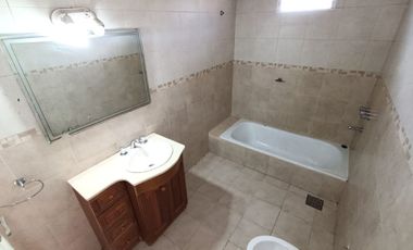 ALQUILER CASA 4 AMBIENTES CON PATIO EN LOMAS